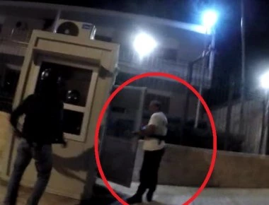 Επίθεση του Ρουβίκωνα και στην πρεσβεία του Ιράν στο Ψυχικό: Ο αστυνομικός «παραδόθηκε» χωρίς αντίσταση (βίντεο)